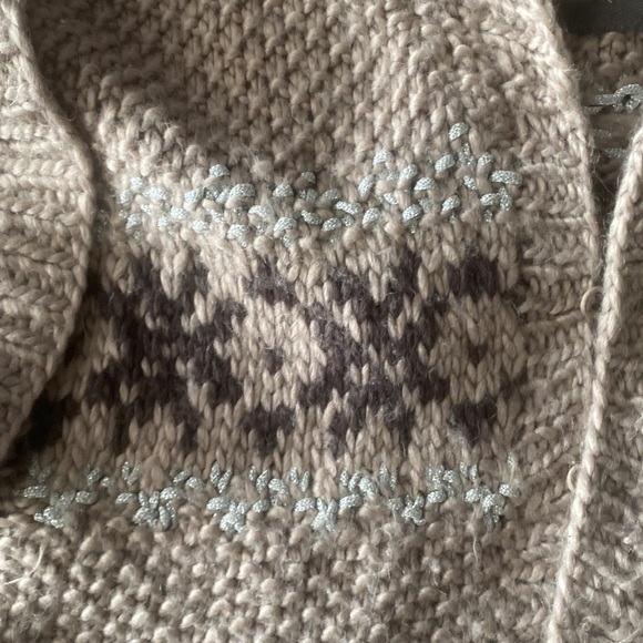 Cute Fall/Winter Shirt Sleeved Sweater Shrug, with Hook Clasp detail . - Picture 2 of 4